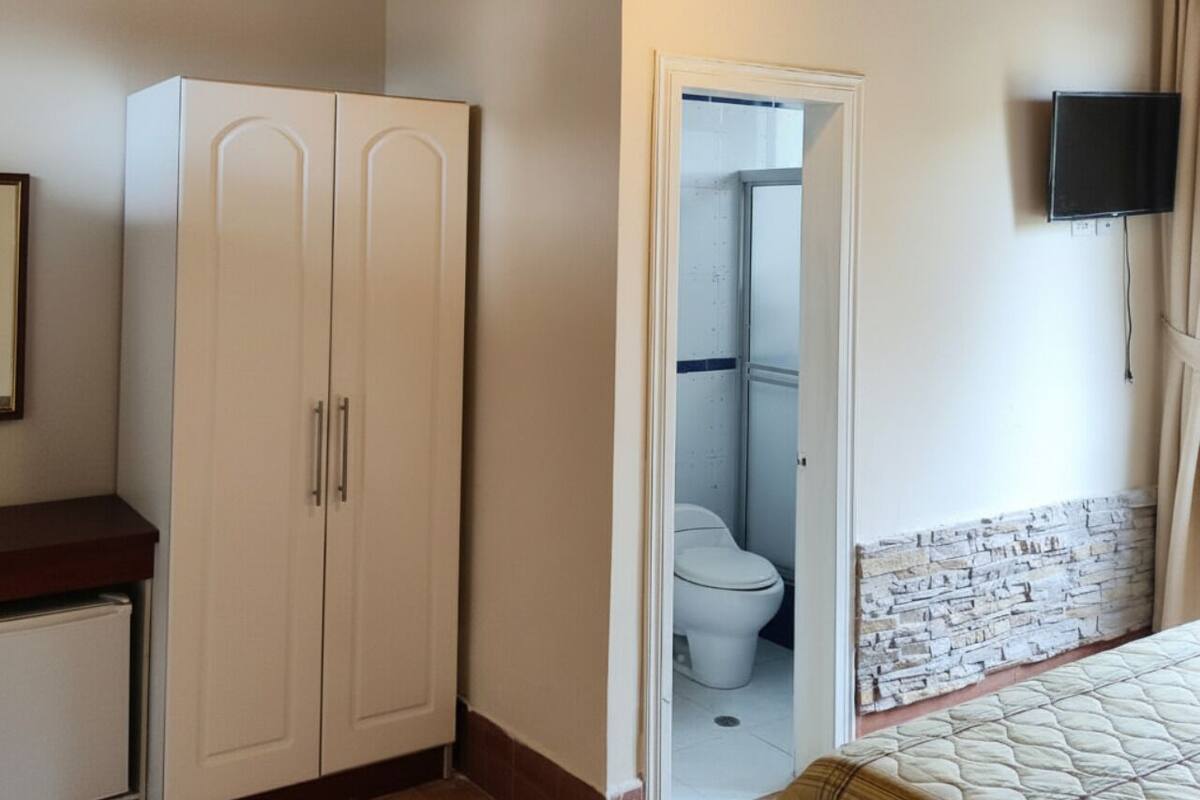 Chambre Double Deluxe, vue cour intérieure | Espace de travail pour ordinateur portable, Wi-Fi gratuit