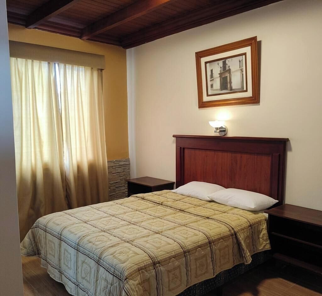 Habitación Deluxe doble, vistas al patio | Espacio para trabajar con un portátil y wifi gratis