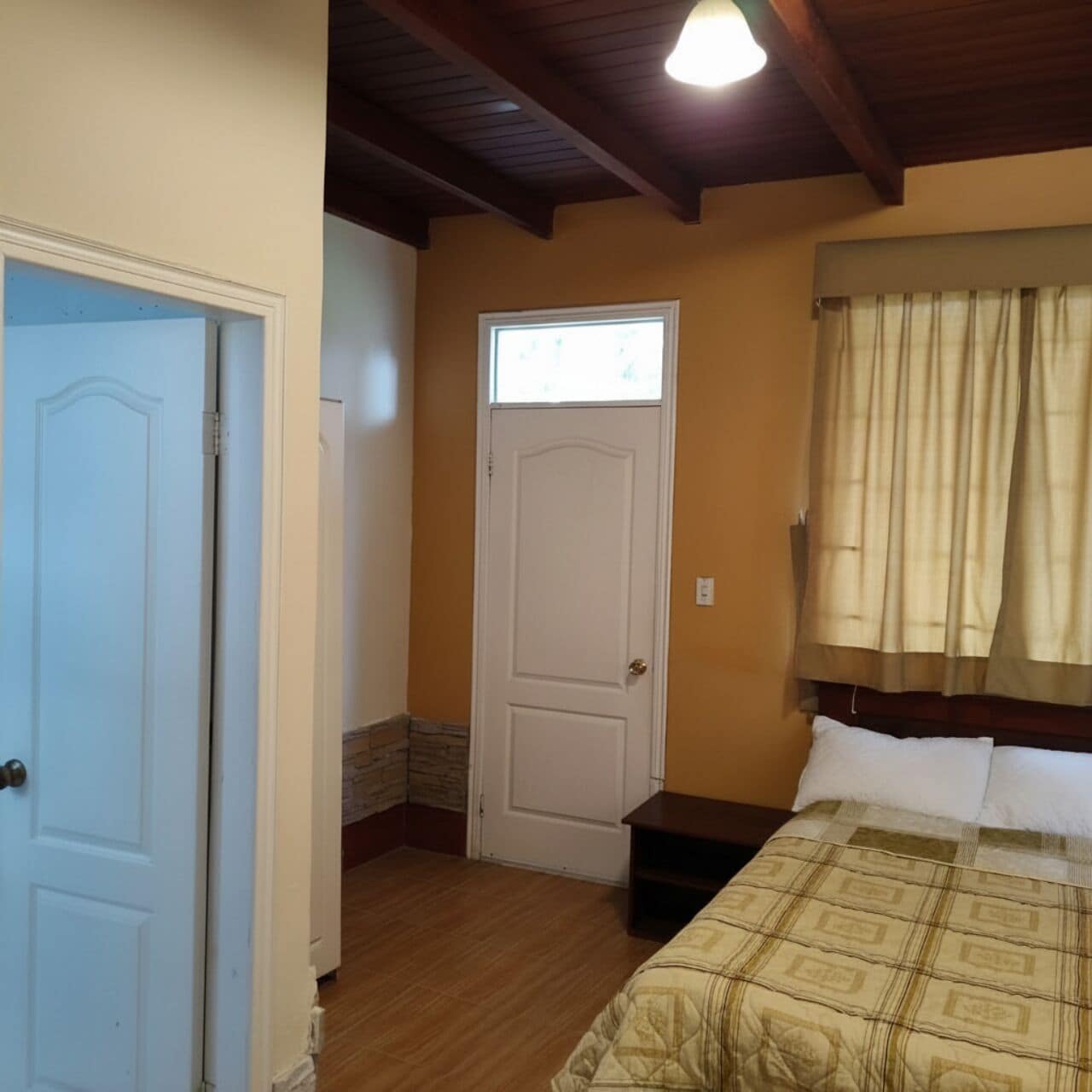Kamar Double Deluks, pemandangan halaman | Ruang kerja ramah laptop dan Wi-Fi gratis