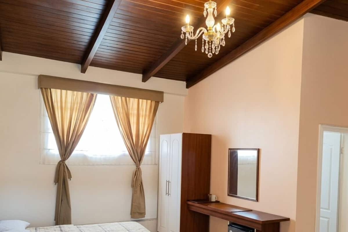 Chambre Deluxe Double ou avec lits jumeaux, vue cour intérieure | Espace de travail pour ordinateur portable, Wi-Fi gratuit