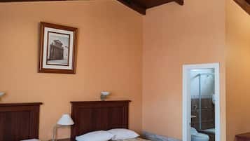 Espacio para trabajar con laptop, wifi gratis y muebles diferentes