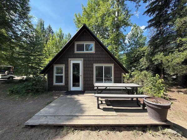 Outdoor dining - Kinbasket Lake Resort (Columbia-Shuswap A)