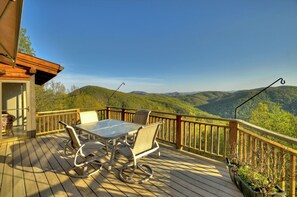 Outdoor dining - Endless mountain view 5-bedroom cabin with hottub / firepit. Tranquil private (Morganton)