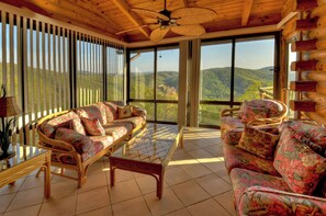 Smart TV - Endless mountain view 5-bedroom cabin with hottub / firepit. Tranquil private (Morganton)