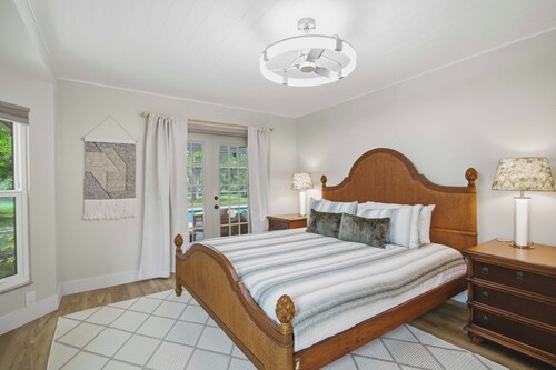 Creekside Manor 1-Acre Luxury Home with Heated Pool near Lakewood Ranch