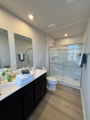 Bathroom - Spacious 4-bedroom house in delightful Lancaster with AC (Lancaster)