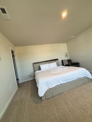 Room - Spacious 4-bedroom house in delightful Lancaster with AC (Lancaster)
