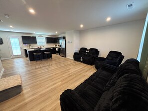 Living area - Spacious 4-bedroom house in delightful Lancaster with AC (Lancaster)