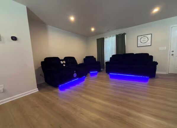 Interior - Spacious 4-bedroom house in delightful Lancaster with AC (Lancaster)