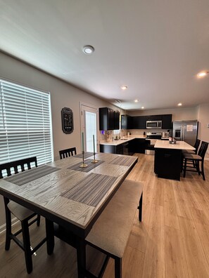 Dining - Spacious 4-bedroom house in delightful Lancaster with AC (Lancaster)