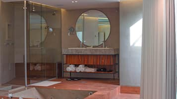 Luxury Suite, Lanai | Spa