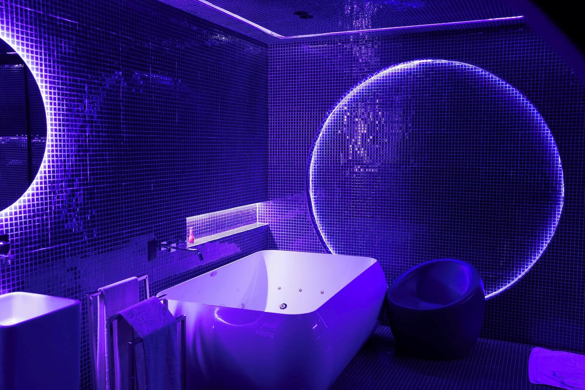 Superior-Suite | Badezimmer | Badewanne und Dusche (separat), Haartrockner, Hausschuhe, Handtücher