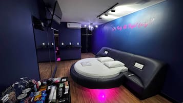 Classic Suite | Blackout drapes, WiFi (free)
