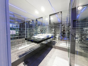 Classic-Suite | Badezimmer | Badewanne und Dusche (separat), Haartrockner, Hausschuhe, Handtücher