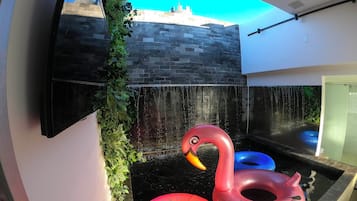 Deluxe Suite, Lanai | Blackout drapes, WiFi (free)