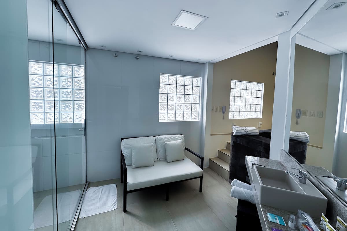 Deluxe-Suite, Veranda | Badezimmer | Badewanne und Dusche (separat), Haartrockner, Hausschuhe, Handtücher