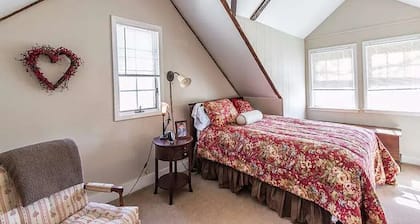 Rocky Ridge Stables Cozy 3-bedroom farmhouse just outside Saratoga