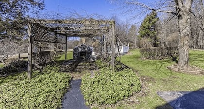 Rocky Ridge Stables Cozy 3-bedroom farmhouse just outside Saratoga