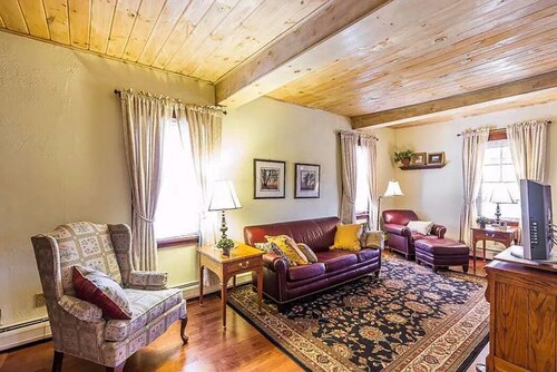 Rocky Ridge Stables Cozy 3-bedroom farmhouse just outside Saratoga