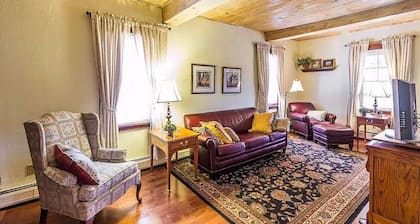 Rocky Ridge Stables Cozy 3-bedroom farmhouse just outside Saratoga