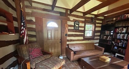 Cozy Downtown Cabin - Family Friendly