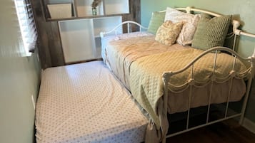 2 bedrooms, iron/ironing board, WiFi, bed sheets