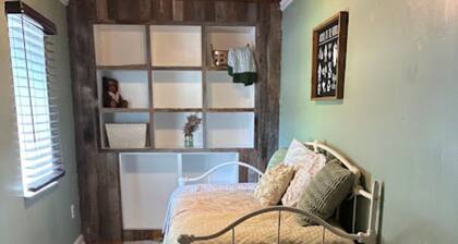 Cozy Downtown Cabin - Family Friendly