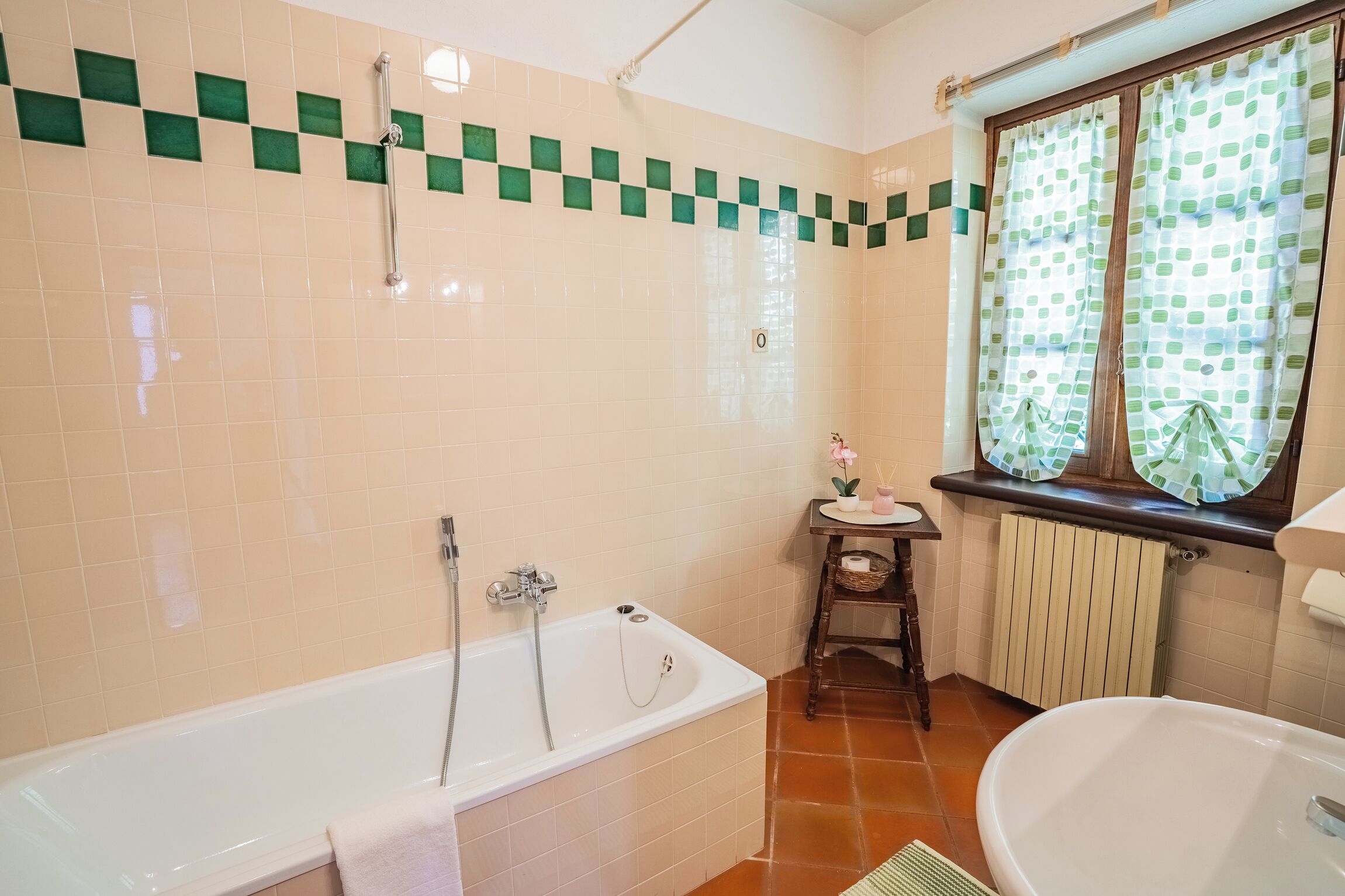 Bruser, hårtørrer, bidet, håndklæder