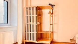 A room with a wooden wardrobe, a radiator, and a window. - Servus Homes - rooftop terrace & balcony - Metro (Vienna)