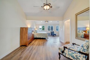 Room - Bernard's Best - Spacious 4-bedroom townhome on Smith Mt Lake (Moneta)