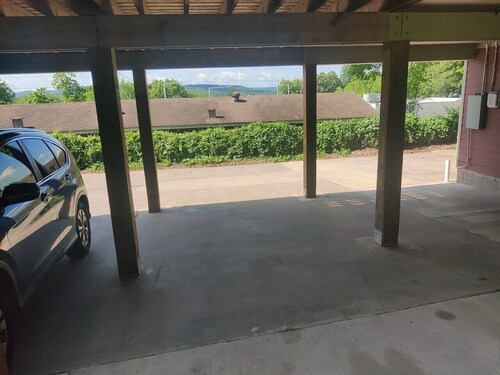 Walk to Downtown & Dickson ST Sleeps 4