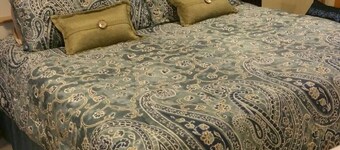 Walk to Downtown & Dickson ST Sleeps 4