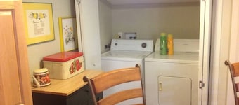Walk to Downtown & Dickson ST Sleeps 4