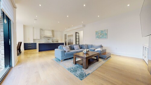 Executive Home in Toronto [4 bedrooms\4 Bath]