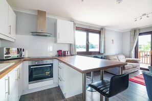 Eine moderne Küche mit Backofen, Kaffeemaschine und Toaster.