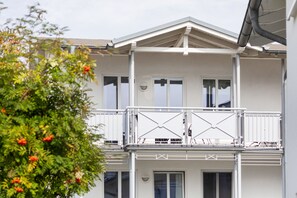 A multi-story building with balconies and windows. - Apartment 'Haus Buskam 29 - Räder Erlebnisbad' with Sea View, Balcony and Wi-Fi (Göhren)