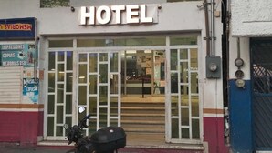 Entrada de un hotel con un letrero que indica que es un hotel 'SAT'.