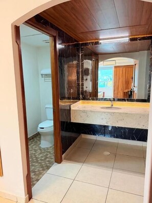 Deluxe Suite, City View | Bathroom - Hotel Royal Express  (Chilpancingo de los Bravo)