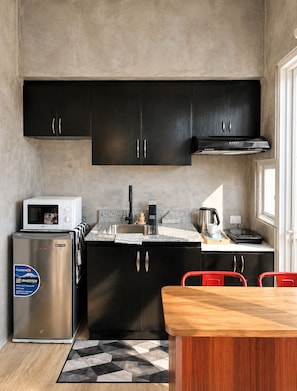 Geladeira, micro-ondas, cooktop, chaleira elétrica