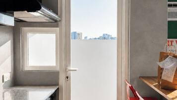 Kühlschrank, Mikrowelle, Herdplatte, Wasserkocher
