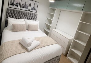 2 kamar tidur, setrika/meja setrika, Wi-Fi gratis, dan seprai linen