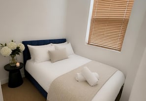 2 bedrooms, iron/ironing board, free WiFi, bed sheets - Salford Sunshine Apartment With 2 Bedrooms (Salford)