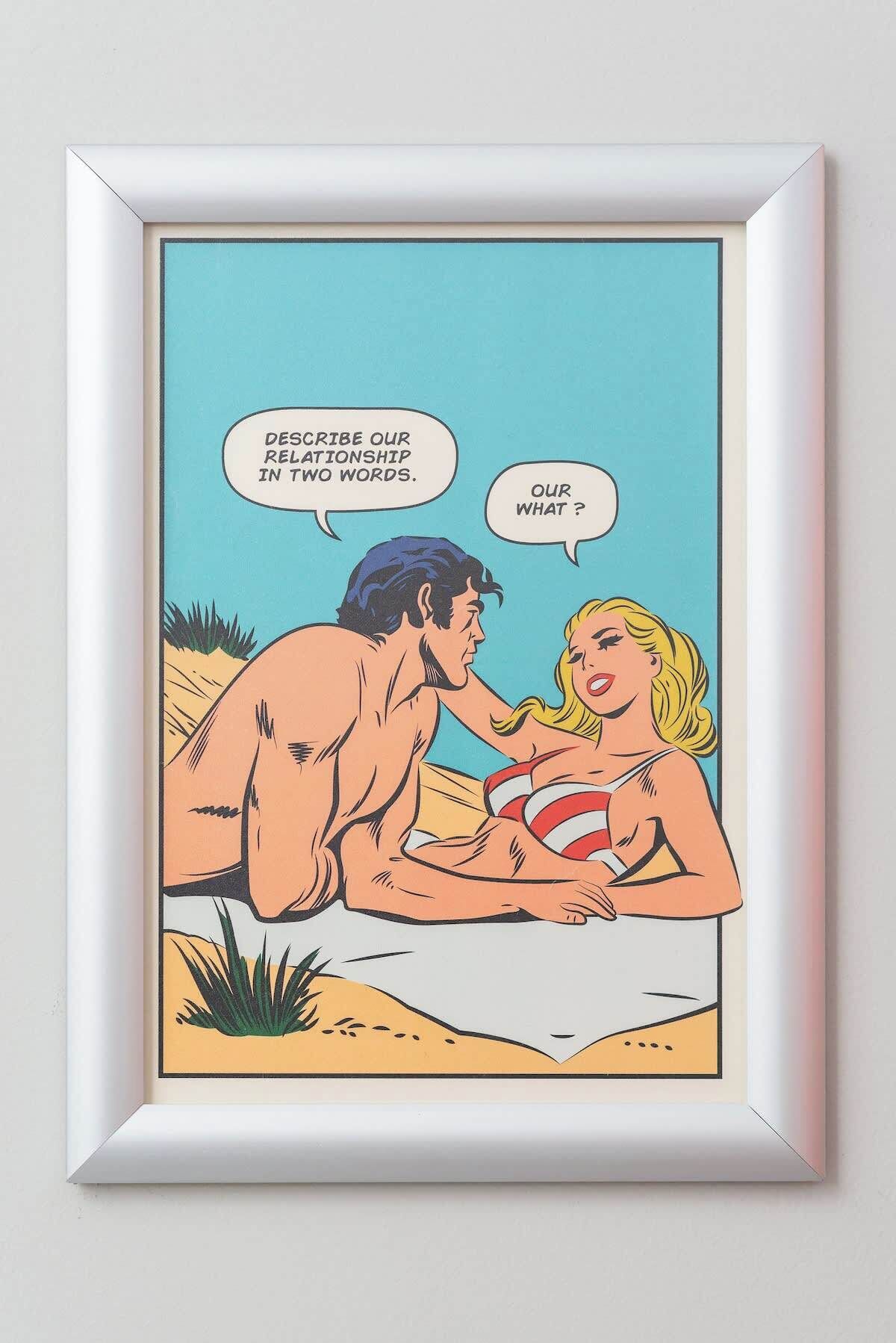 Ilustração em estilo de história em quadrinhos, emoldurada, mostrando um homem e uma mulher em uma praia.