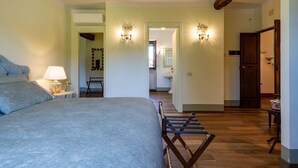 Unclassified image, 5 of 50, button - Villa Harmonia - Luxury Rooms - Salvia Suite - AC - By Guestaly (Dormelletto)