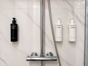 Shower, hair dryer, towels, soap - Sunlay City (Rīga)