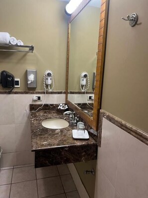 Suite, Balcony | Bathroom - Suites Las Palmas Hotel & Apartments (San Salvador)