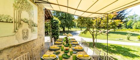 Outdoor dining
