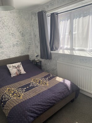 Iron/ironing board, WiFi, bed sheets - Corby House Near Rockingham
4 double beds 4 shower rooms
Lodge Park area (Corby)
