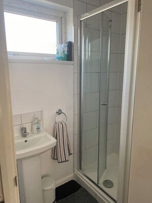 Shower, towels, soap, toilet paper - Corby House Near Rockingham
4 double beds 4 shower rooms
Lodge Park area (Corby)