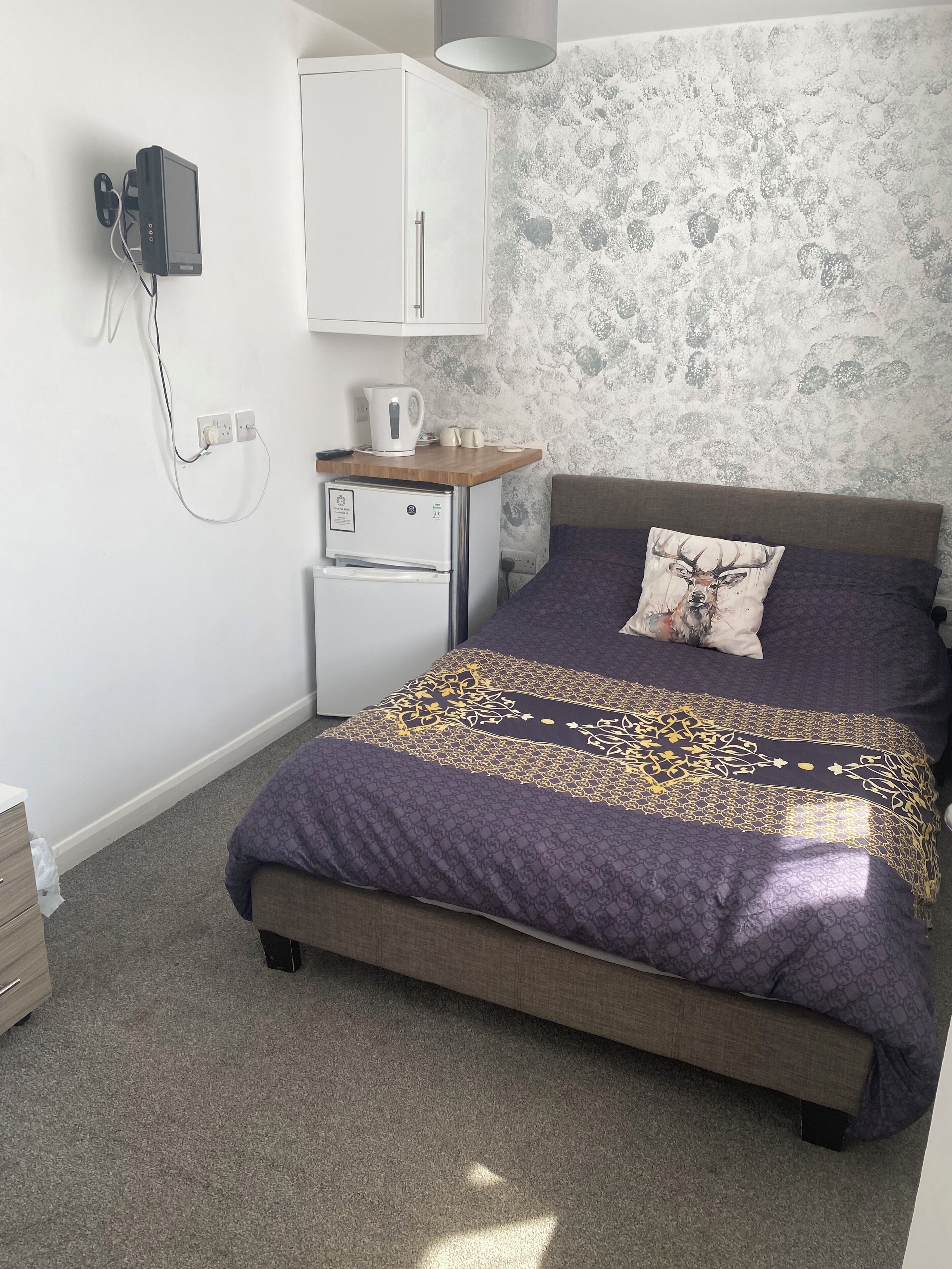 Iron/ironing board, WiFi, bed sheets